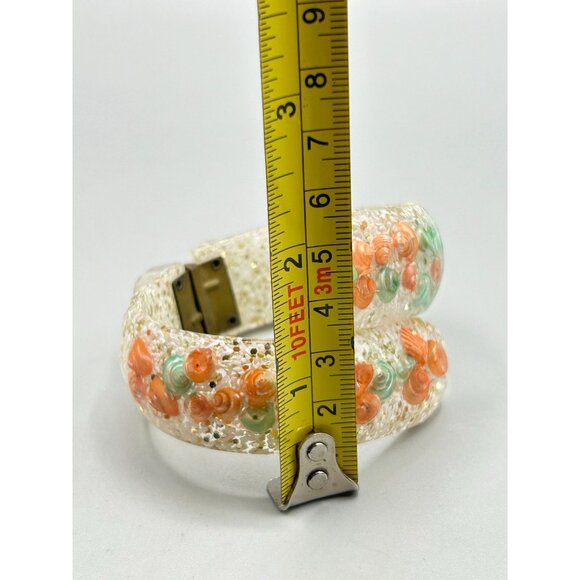 Vintage Mid Century Seashell Lucite Clamper Bangle Bracelet Clear Orange Blue - Picture 9 of 9